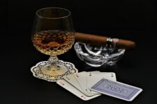 Imagen del poker, cigarro y cognac