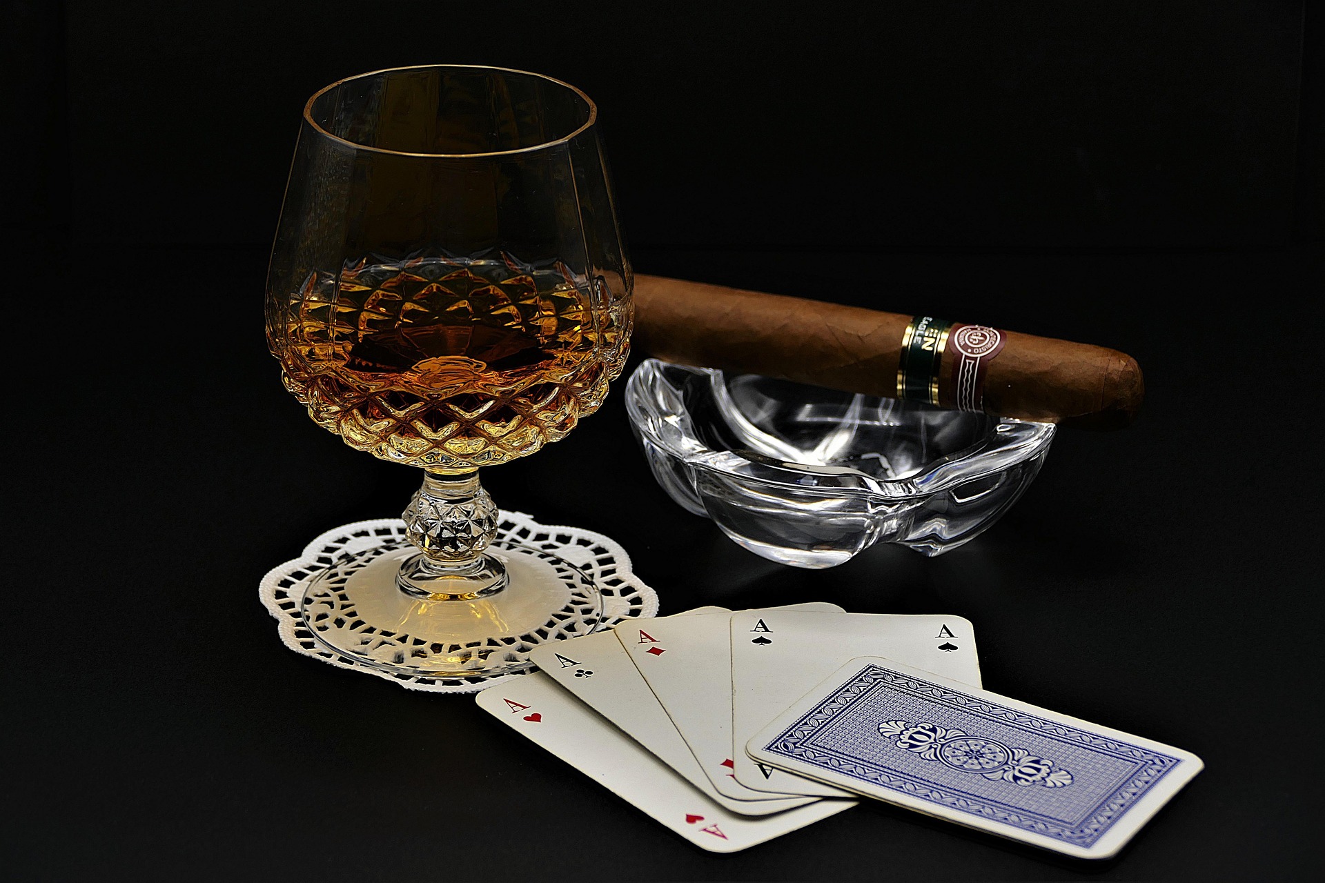 Imagen del poker, cigarro y cognac